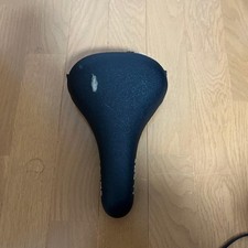 Selle GT BMX noire avec signes