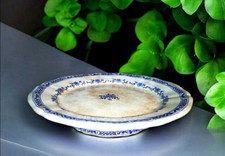 GIEN, vers 1875. | Plat à gâteaux, sur talon, en faïence fine à décor fleuri.