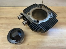 UN CYLINDRE PISTON AVANT MOTO