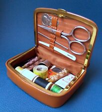 Nécessaire de couture de voyage en cuir, vintage, forme boîte, années 50-60.