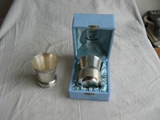 2 timbales en métal argenté dont une dans un coffret aux décor de cygnes 