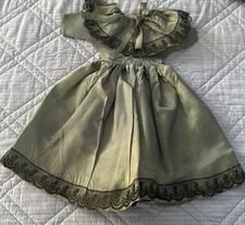 Robe ancienne de poupée soie dentelle
