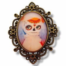 Broche poupée gothique