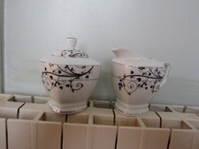 sucrier et pot à lait ,porcelaine swiss line, hauteur 12cm