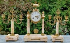 Pendule,Garniture de cheminée, Louis XVI à colonnes détachées..avec chandeliers.