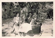 ANCIENNE PHOTOGRAPHIE 1947 COUPLE ET LEUR BÉBÉ DANS SON LANDEAU