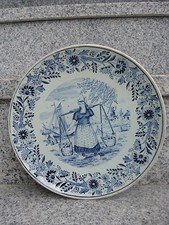 ASSIETTE MURALE FAÏENCE DE DELFT Porteuse d'eau 21,5 cm