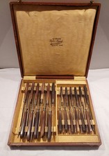 Coffret ancien de couteaux –