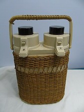 Double bouteille, fontaine isotherme thermos dans leur étui en osier, rotin