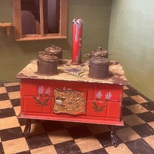 JOUET ANCIEN - TRES JOLIE CUISINIERE EN TOLE - DECOR FLEURI - CUISINE DE POUPEE