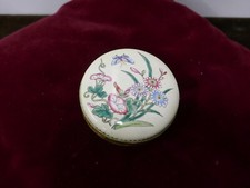 boite chinoise tole peinte et papillon,tres bon état,D 85mm,P 165g