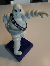 Figurine Bibendum Michelin en céramique, modèle avec pneu qui sort du ventre