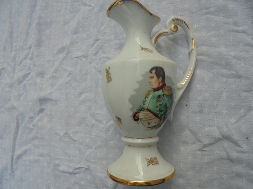 Aiguillere porcelaine a - , en
