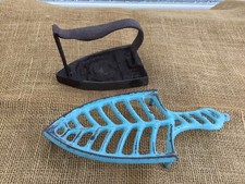 fer à repasser et son repose fer ancien en fonte avec armoiries