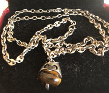 pendentif chouette en argent et œil de tigre avec de sa chaine grain de café