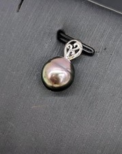 Pendentif en or blanc orné