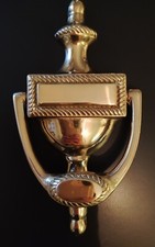 Heurtoir/Marteau de porte de style Victorien Antique. En laiton poli verni