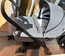 poussette grise