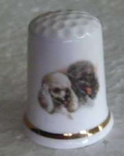 Dé à coudre de collection en porcelaine décoré d'un couple de caniches