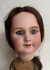 Poupée en porcelaine tête jumeau Taille 10, yeux bleus. Cachet rouge.