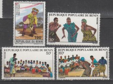 Benin   lot de 4 timbres danse  neufs  **