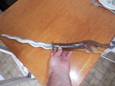 DAGUE OU COUTEAU COLLECTION MANCHE BOIS SCULPTER TETE DE CROCODILE ?