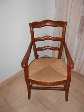 fauteuil rustique ancien ,en noyer , en bon état .