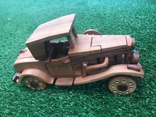 Voiture vintage en bois