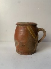 ancien petit pot en grès avec