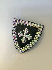 Ecusson en cuir orné de