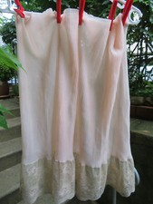 FOND de ROBE VINTAGE plissé ROSE poudré & DENTELLE de CALAIS couleur BEIGE