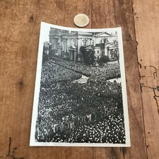 photo ancienne presse militaire N175 étendards a la croix gammée sont abaisses