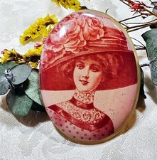 Grande Broche 60's Sérigraphie Monochrome Femme Au Chapeau Sous Résine 62×45 Mm