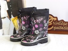 BOOTS CAOUTCHOUC JUNIOR "HKM ALLOVER" NOIRES ET FLEURS POINTURE 27 NEUVES -50 %