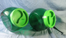 2 bocaux de cuisine inclinable vintage  en verre teinté vert avec leur bouchon