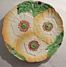 Assiette anglaise en barbotine Art Déco, Fleurs stylisées, signée Staffordshire