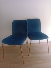 Lot de 2 belles chaises velour bleu pieds doré. Très bon état. 