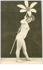 beauté.n°48.FEMME TENANT UNE