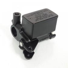 Maître cylindre frein avant