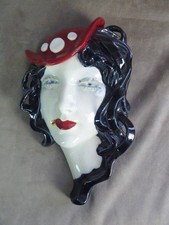 TERRE CUITE émaillée: JEUNE FEMME au chapeau.