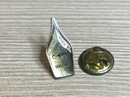 Pins diplomat signé soma - signé,