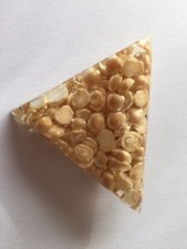 ORIGINALE BROCHE TRIANGULAIRE EPAISSE EN ALTUGLAS A INCLUSION DE CEREALES !