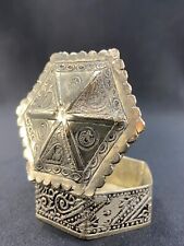 Boite hexagonal en métal argentifère hispano-mauresque Moyen-Orient