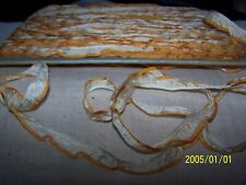 Ancien ruban  tout en soie à volants. Début XXème. Couleur crème et jaune. N°704