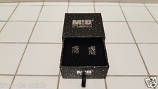 M.I.B 3. Bouton de manchette -