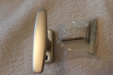 4 POIGNEES DE FENETRE NEUVES ALU AVEC LEUR CARRE