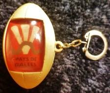 PORTE-CLÉ 1960 RUGBY PAYS de GALLES Ballon Pub Cognac Coq HARDY