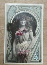 CPA Jolie Dame avec fleurs Art