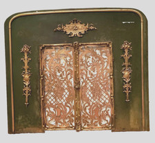 devanture ou pare feu napoléon III en fonte de fer et laiton . XIX siècle .