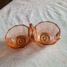 Saleron (salière, poivrière) en verre moulé rose 